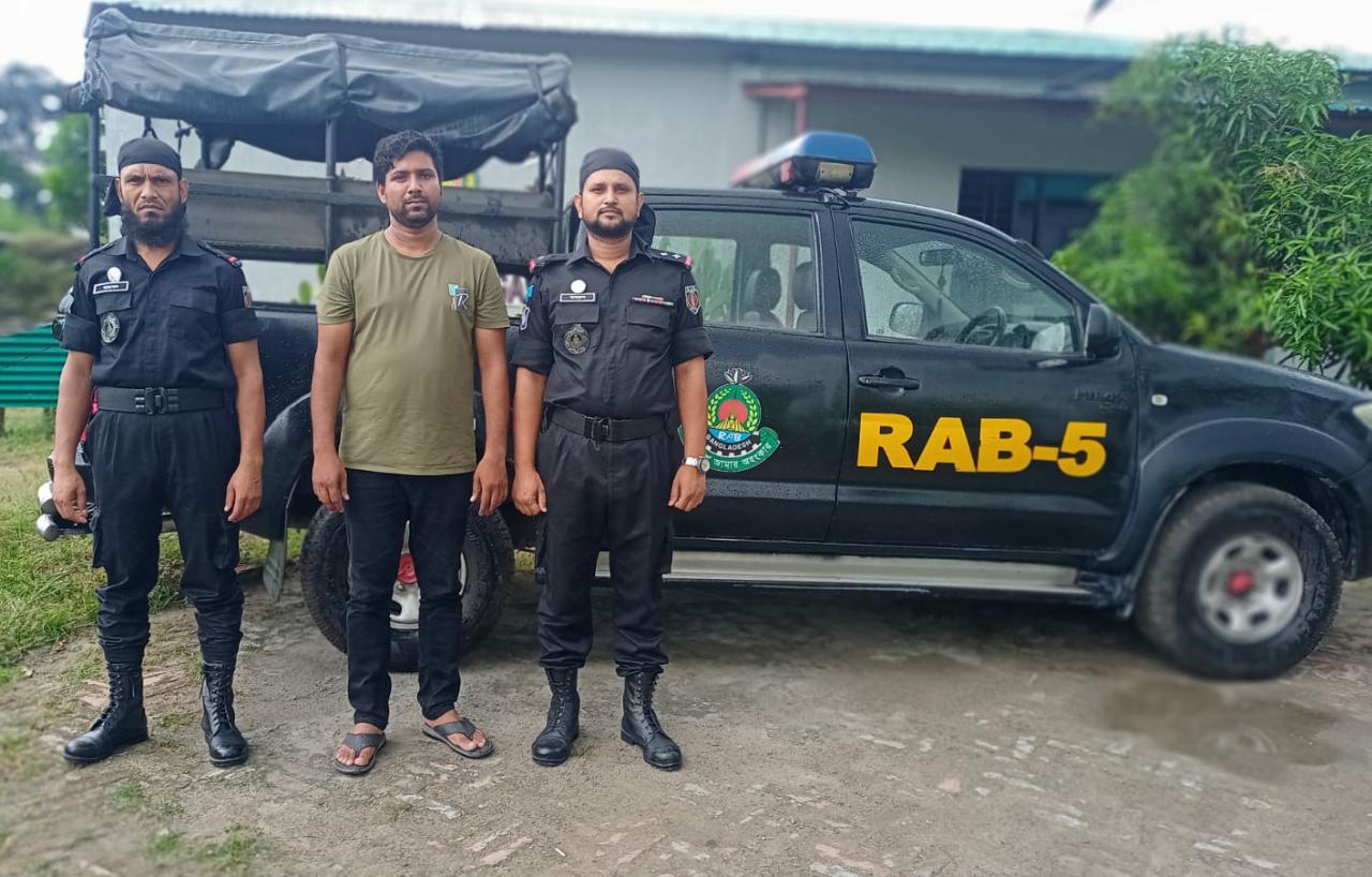 বিশেষ প্রেস বিজ্ঞপ্তি সিপিসি-১ (চাঁপাইনবাবগঞ্জ), র্যাব-৫ কর্তৃক বিপুল পরিমাণ গাঁজা (১৫ কেজি ৫০০ গ্রাম) সহ ০১জন মাদক ব্যবসায়ী আটক।