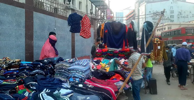 দখলদাররাই দখলমুক্ত করলো ফুটপাতের জায়গা