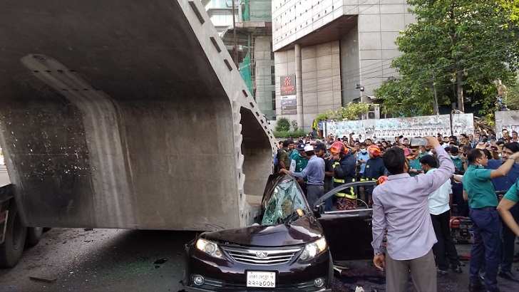 উত্তরার জসিমউদ্দিন মোড় সংলগ্ন সড়কে বেঁচে রইলেন শুধু নবদম্পতি