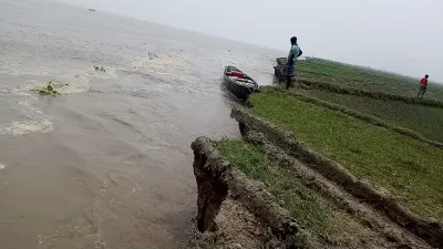 চাঁপাই নবাবগঞ্জে পদ্মা নদীর ভাঙনে বিলীন হয়ে গেছে শত শত ঘরবাড়ি ও ফসলি জমি