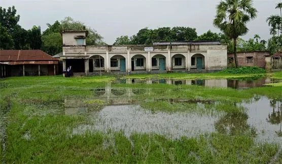 নাটোরে স্কুল মাঠে জলাবদ্ধতা, শ্রেণিকক্ষে পানি, শিক্ষা কার্যক্রম ব্যাহত