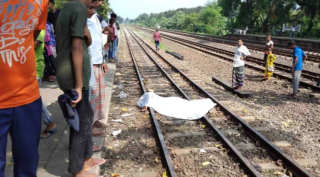 ট্রেনে উঠতে গিয়ে মা-বাবার সামনে প্রাণ গেল বিশ্ববিদ্যালয়ছাত্রের