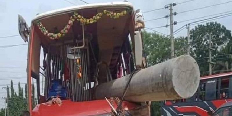 ফরিদপুরে চলন্ত বাসের ভেতর ঢুকে গেলো বিদ্যুতের খুঁটি