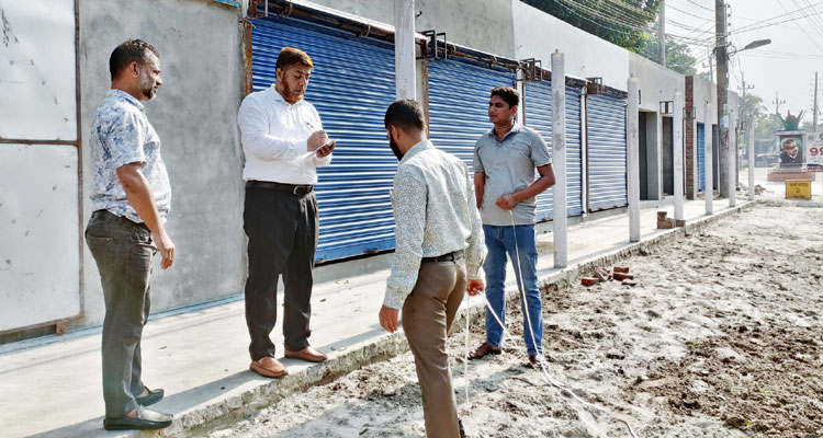 চাঁপাইনবাবগঞ্জে রাস্তায় জেলা পরিষদের মার্কেট নির্মাণ, তদন্ত শুরু