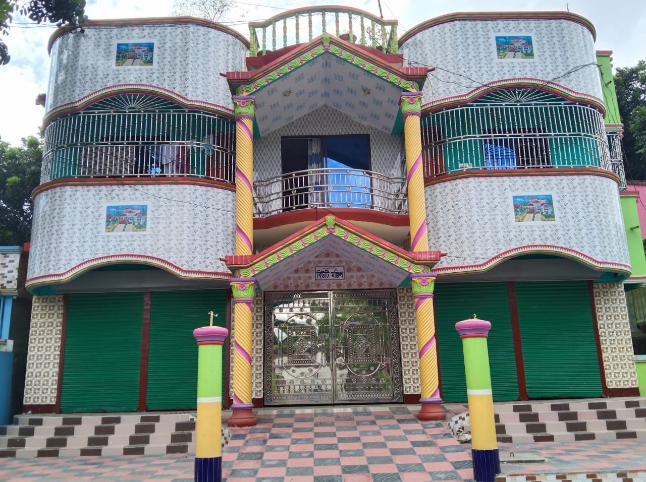 আলিসান বাড়িতে জায়গা হয়নি মা-বাবার, পুরাতন বাড়ি থেকেও তাড়িয়ে দিলেন প্রবাসী ছেলে