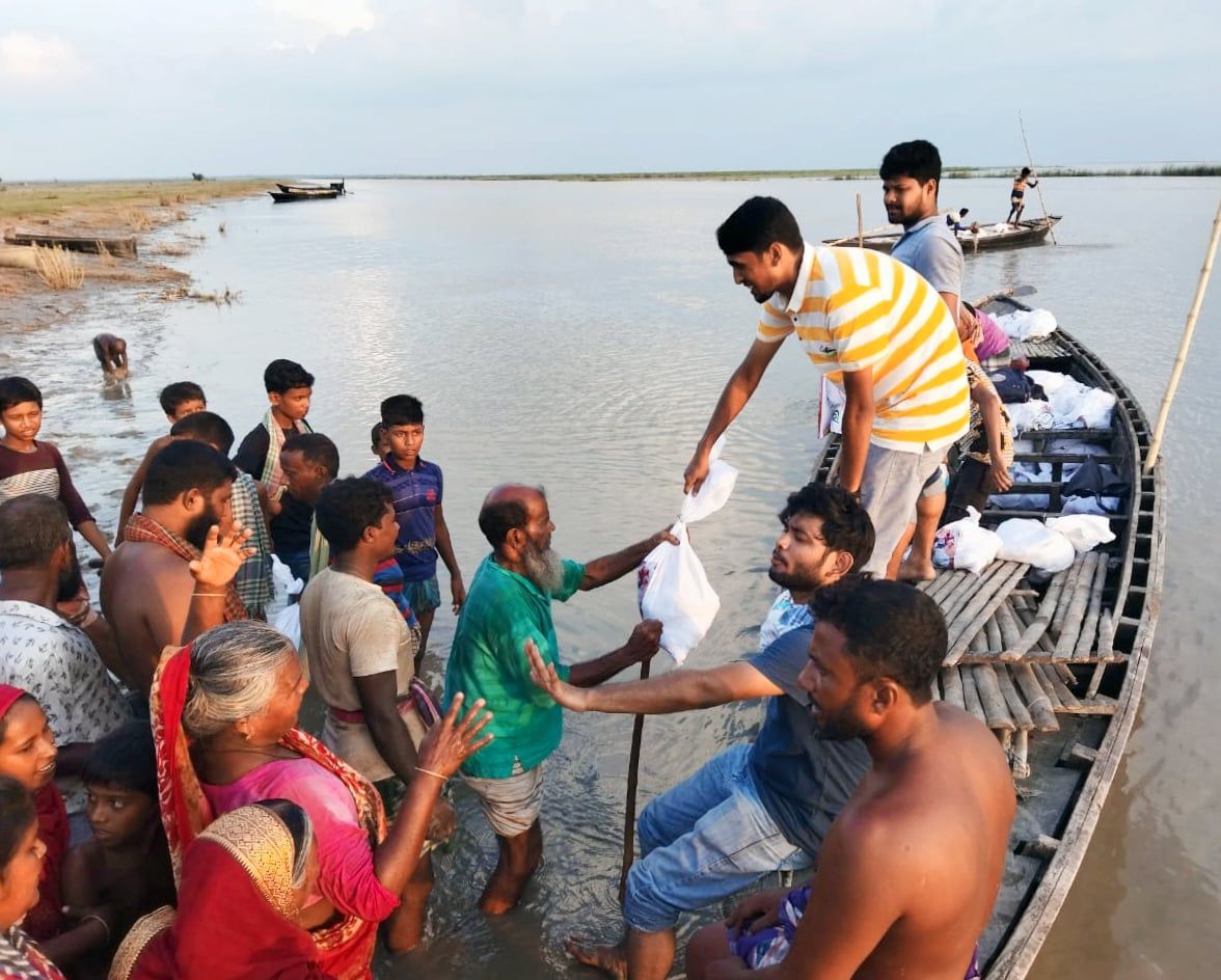 পদ্মায় সর্বহারা মানুষের পাশে জারা মাহবুব, সুপেয় পানির ব্যবস্থা ও ত্রাণ বিতরণ