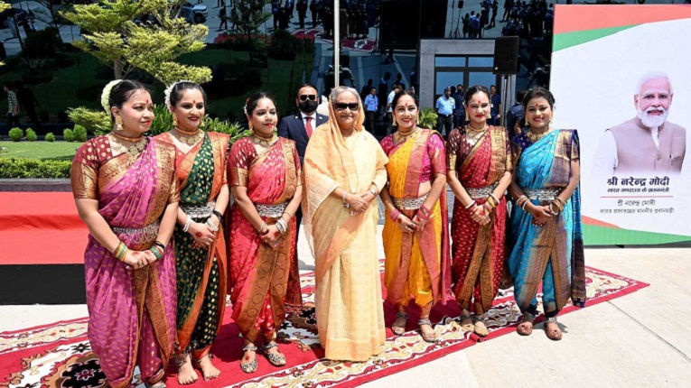 নয়াদিল্লিতে প্রধানমন্ত্রীকে লাল গালিচা অভ্যর্থনা