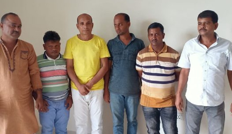 ডিবি পুলিশের অভিযানে আইনজীবির বাড়ি থেকে ৬ জুয়াড়ি আটক