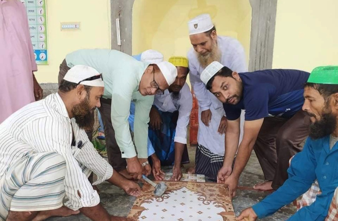 ভোলাহাটে মসজিদের টাইলস নির্মাণ উদ্বোধন করলেন ইউপি চেয়ারম্যান পিয়ার জাহান