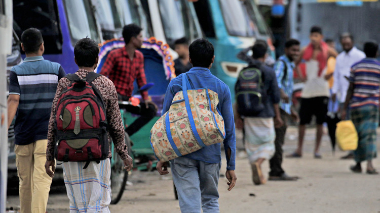 ট্রাফিক পুলিশের হয়রানি বন্ধসহ পাঁচ দাবিতে পরিবহন ধর্মঘটে সিলেটে চরম ভোগান্তি