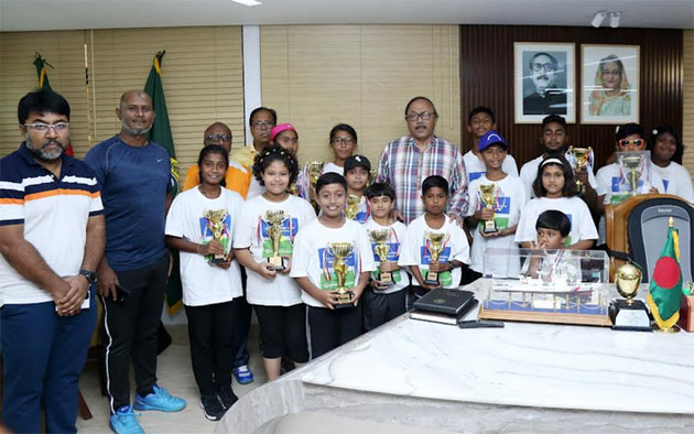 রাসিক মেয়রের সাথে বিজয়ী খেলোয়াড়দের সৌজন্য সাক্ষাৎ