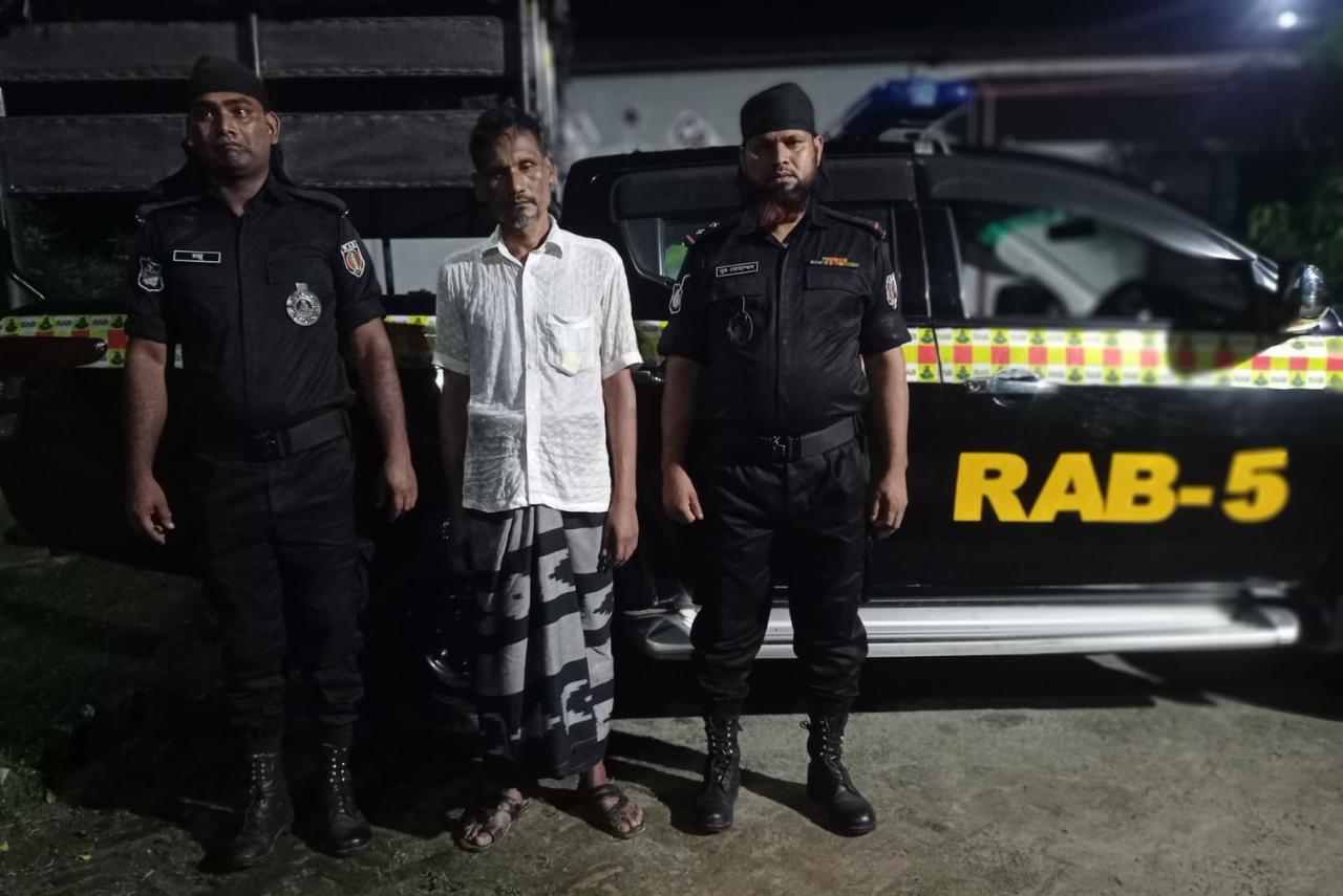 সিপিসি-১ (চাঁপাইনবাবগঞ্জ), র‌্যাব-৫ কর্তৃক ১০৮ বোতল ফেন্সিডিল সহ  ০১ জন মাদক ব্যবসায়ী গ্রেফতার।