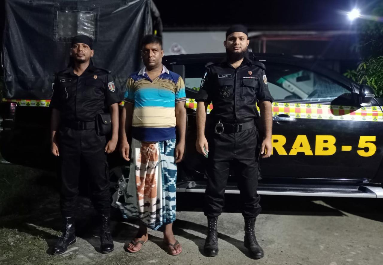 সিপিসি-১ (চাঁপাইনবাবগঞ্জ), র‌্যাব-৫ কর্তৃক বিপুল পরিমান ফেন্সিডিল (৩৪৮ বোতল ফেন্সিডিল) সহ ০১  জন মাদক ব্যবসায়ী গ্রেফতার।