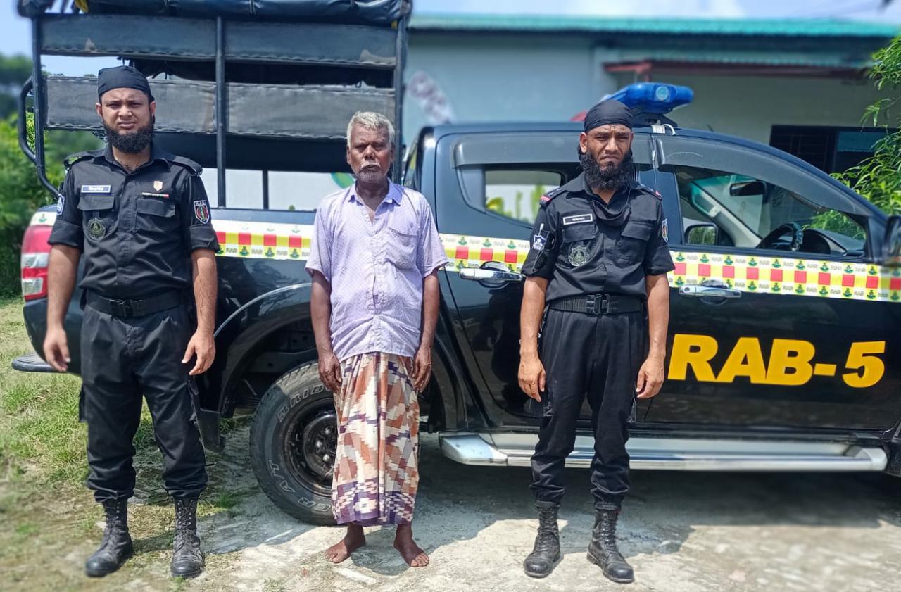 সিপিসি-১ (চাঁপাইনবাবগঞ্জ), র‌্যাব-৫ কর্তৃক চোলাইমদ তৈরী, সংরক্ষণ ও বিক্রয় করার অপরাধে বিপুল  পরিমান চোলাই মদ (২১৪১ লিটার) সহ ০১ জন মাদক ব্যবসায়ী গ্রেফতার ।