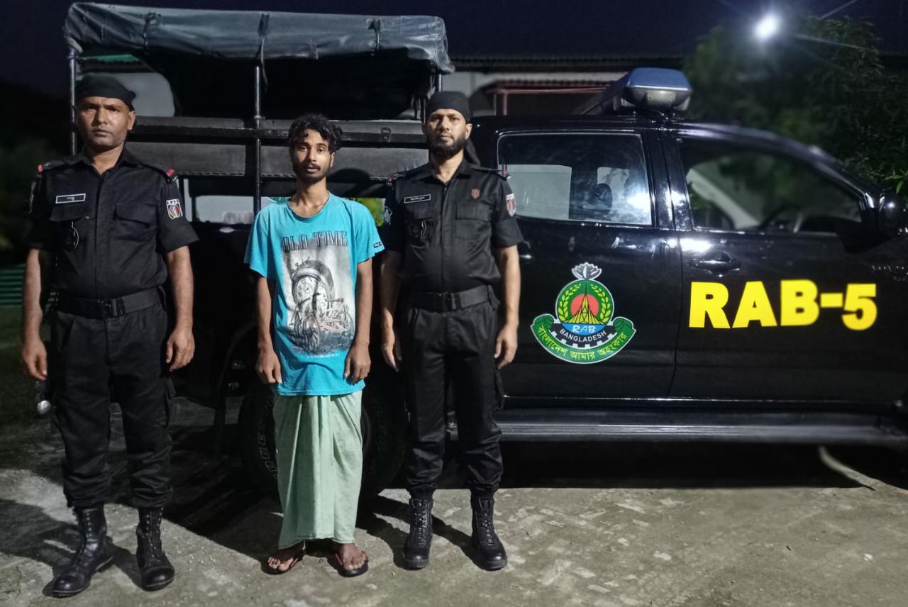 সিপিসি-১ (চাঁপাইনবাবগঞ্জ), র‌্যাব-৫ রাজশাহী কর্তৃক চাঁপাইনবাবগঞ্জের চাঞ্চলকর বাসির হত্যা চেষ্টা মামলার এজাহার নামীয় আসামী মোঃ শাকিলকে ঘটনার ২৪ ঘন্টার মধ্যে  গ্রেফতার।