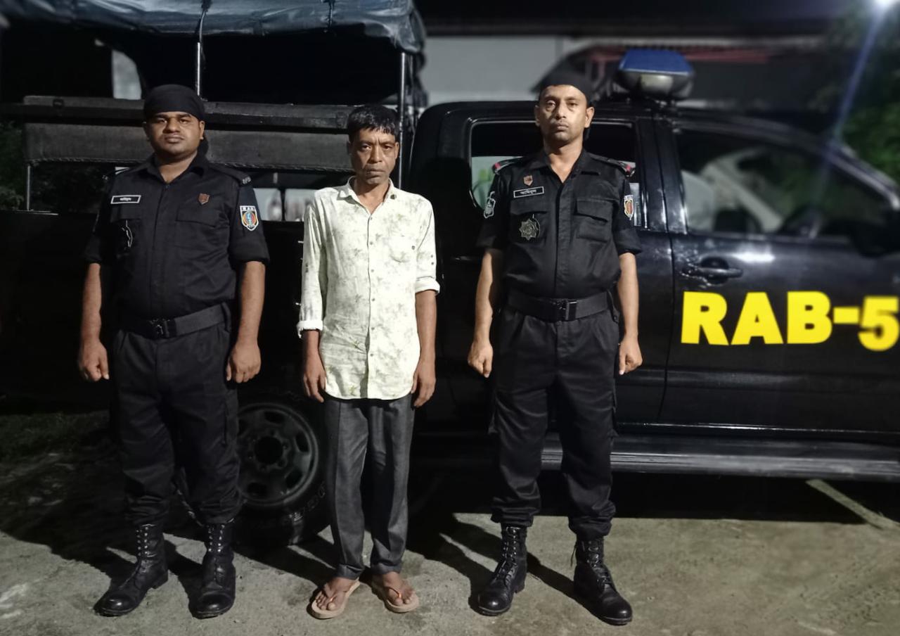 সিপিসি-১ (চাঁপাইনবাবগঞ্জ), র‌্যাব-৫ কর্তৃক ৩ কেজি গাঁজা সহ ০১ জন মাদক ব্যবসায়ী আটক।