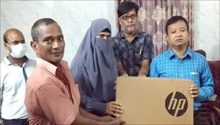 শিবগঞ্জে জেলা পরিষদের ল্যাপটপ বিতরণ