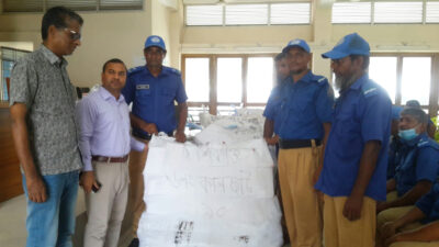 শিবগঞ্জে গ্রাম পুলিষের মাঝে পোষক বিতরণ