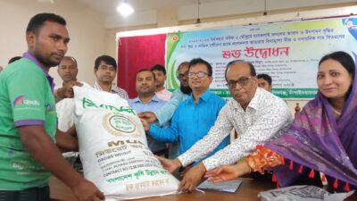 শিবগঞ্জে বিনামূল্যে ২৩৫০ কৃষক পেলেন সার-বীজ