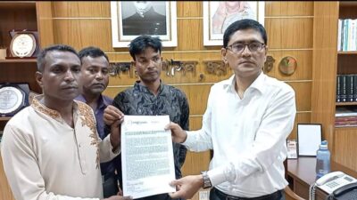 কেন্দ্রীয় কর্মসূচির অংশ হিসেবে জয়পুরহাট জেলা প্রশাসক কে হেযবুত তওহীদের স্মারকলিপি প্রদান
