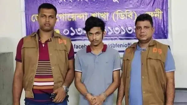 ফেনীতে ১৬ বোতল স্কফ ও ৪ বোতল ফেন্সিডিল সহ একজন মাদকব্যবসায়ীকে গ্রেফতার করে জেলা গোয়েন্দা পুলিশ