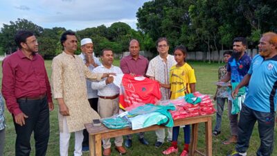চাঁপাইনবাবগঞ্জে নারী ফুটবলারদের হাতে জার্সি তুলে দিলেন ইউএনও আবুল হায়াত