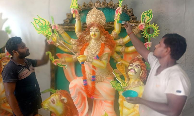 চারঘাটে শেষ মুহুর্তে প্রতিমায় রং তুলির আচঁড়ে ব্যস্ত সময় কাটাচ্ছেন কারিগররা