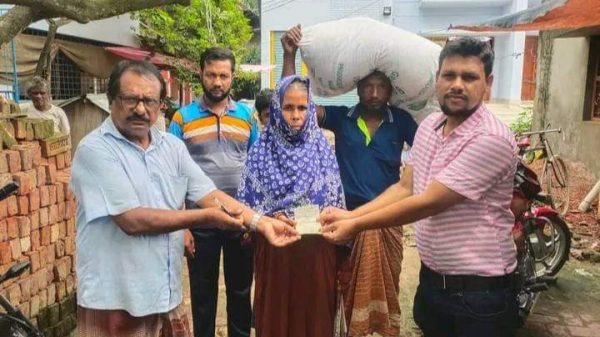 নিয়ামতপুরে সরকারি নির্ধারিত মূল্যে সার বিক্রি করছেন ডিলাররা