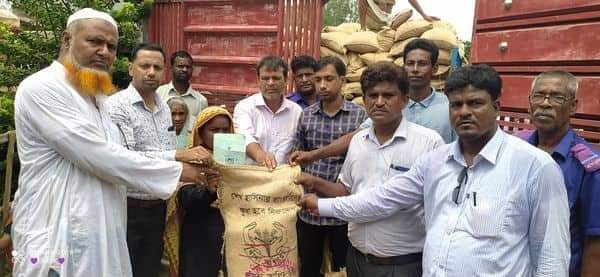 বারুহাঁস ইউনিয়ন পরিষদে ভিজিডি কার্ডের চাউল বিতরণ