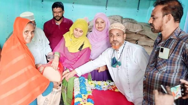 গোমস্তাপুরে ওএমএসের চাল বিতরণ কর্মসূচীর উদ্বোধন