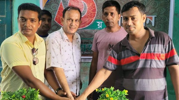 গোমস্তাপুরে দৈনিক সময়ের প্রত্যাশা পত্রিকার ৩য় প্রতিষ্ঠা বার্ষিকী পালিত