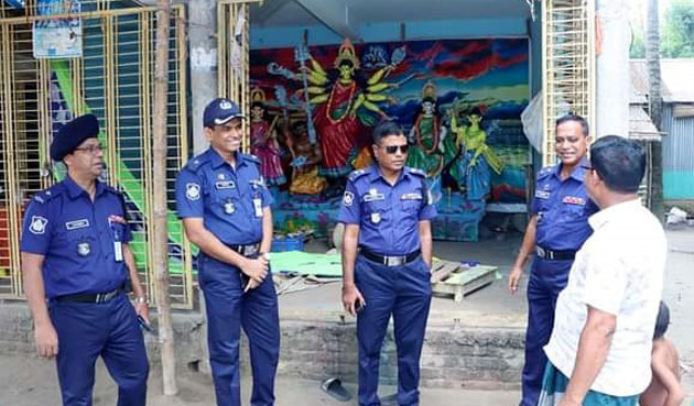 প্রতিমা তৈরি কার্যক্রম পরিদর্শনে রাজশাহীর এসপি