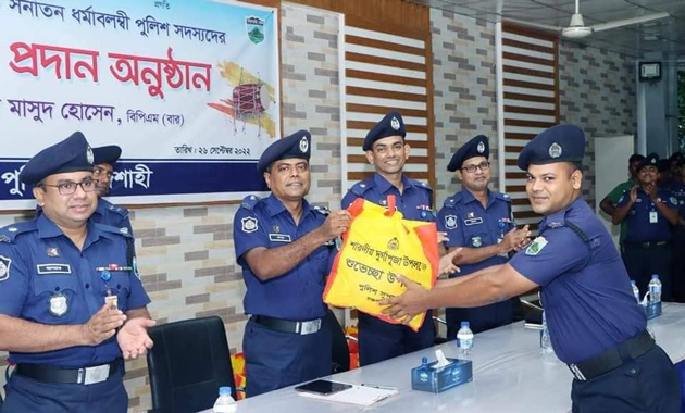 রাজশাহীতে দুর্গাপূজা উপলক্ষে এসপির শুভেচ্ছা উপহার প্রদান