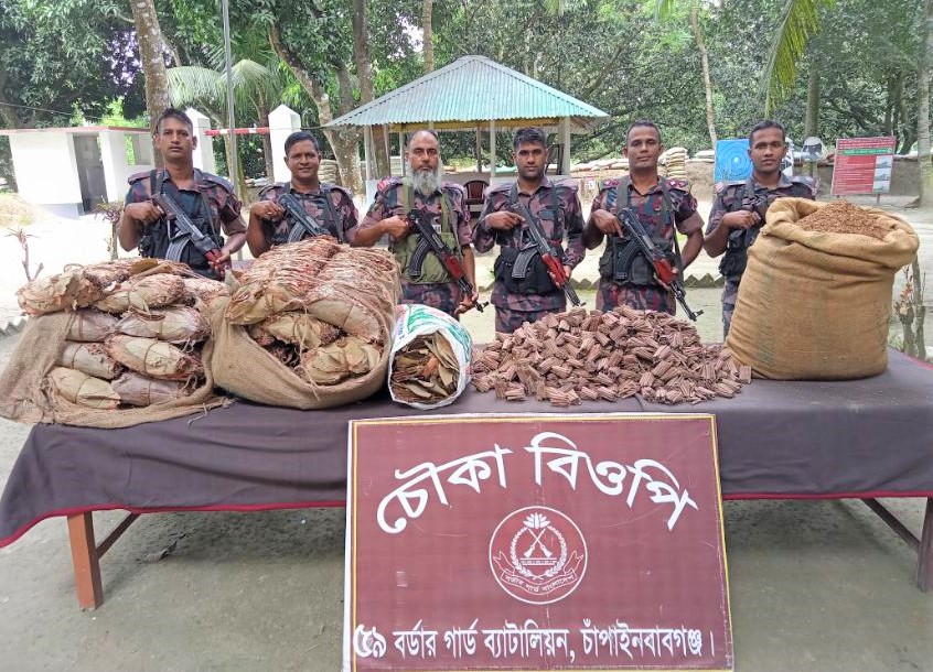 বিজিবি কর্তৃক সোনামসজিদ সীমান্তে ফেন্সিডিল ও চৌকা সীমান্তে পাতার বিড়ি আটক