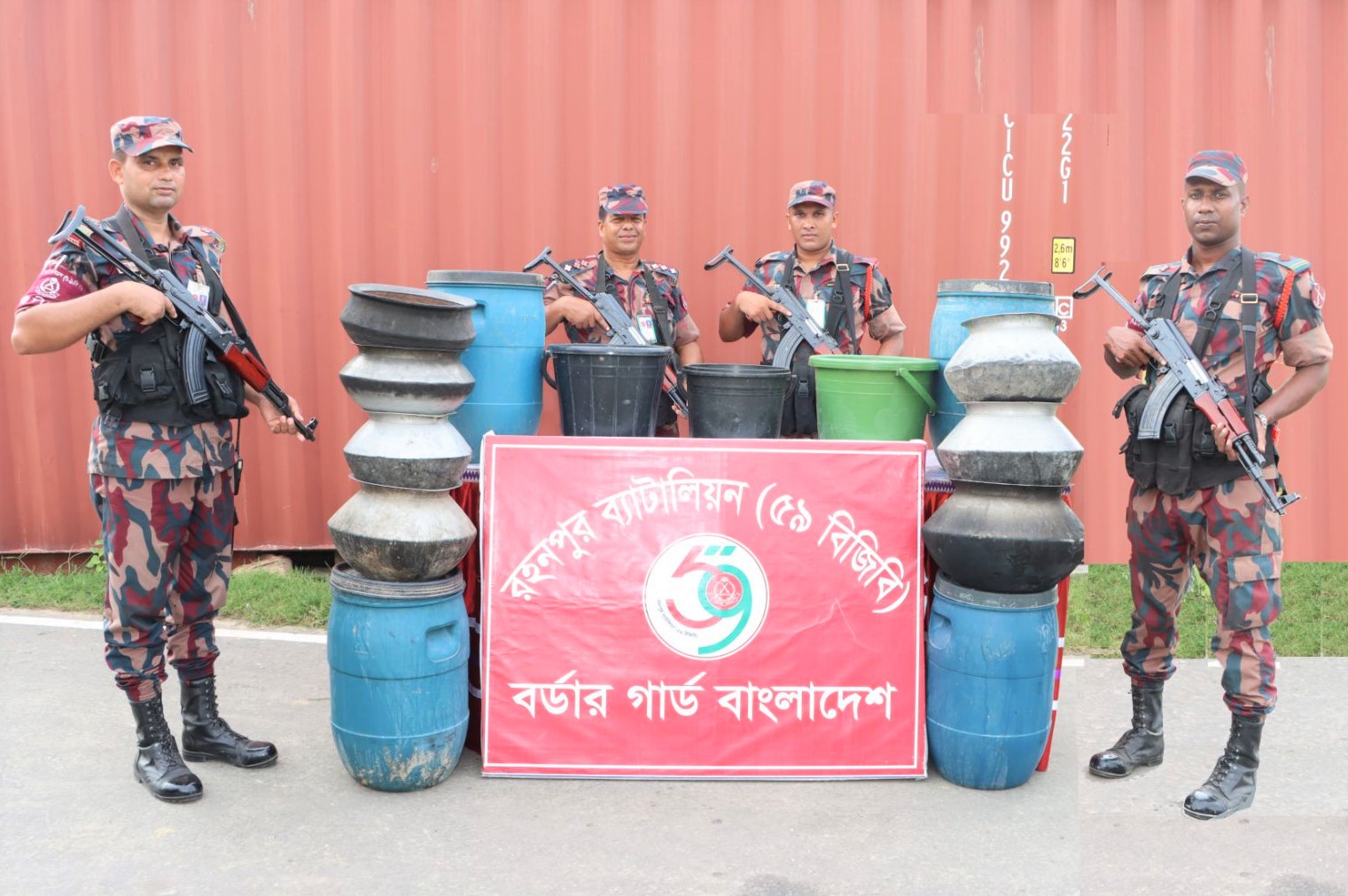 ব্যাটালিয়ন সদরের বিশেষ টহল দল কর্তৃক বাংলা মদ, প্লাষ্টিক ড্রাম, প্লাষ্টিক বালতি এবং সিলভার পাতিল আটক