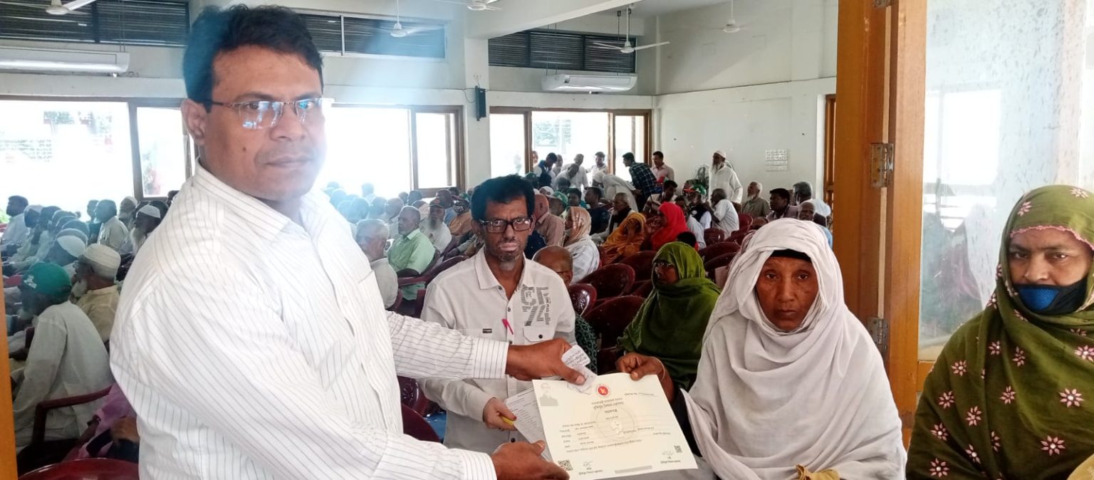 চাঁপাইনবাবগঞ্জে বীর মুক্তিযোদ্ধাগনকে স্মার্ট কার্ড ও সনদ প্রদান