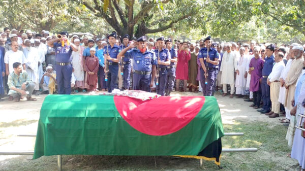 শিবগঞ্জে রাষ্ট্রীয় মর্যাদায় সমাহিত বীরমুক্তিযোদ্ধা আজাহার