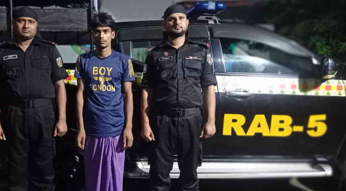 র‌্যাবের অভিযানে বিদেশী মদসহ যুবক এবং সাজাপ্রাপ্ত আসামী গ্রেফতার