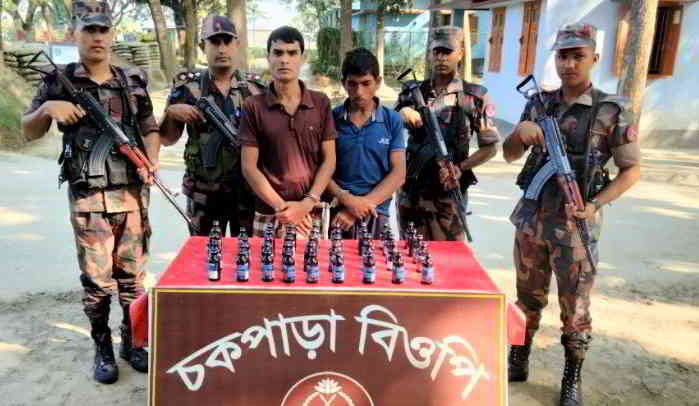 চাঁপাইনবাবগঞ্জ সীমান্তে ৫৯ বিজিবি’র হাতে ফেন্সিডিলসহ আটক ২
