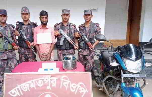 চাঁপাইনবাবগঞ্জ সীমান্তে ইয়াবাসহ যুবক আটক