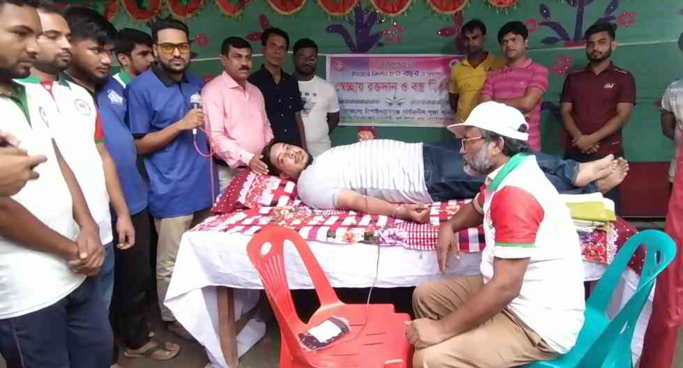চাঁপাইনবাবগঞ্জ শারদীয় দুর্গোৎসব উপলক্ষে স্বেচ্ছায় রক্তদান কর্মসূচী ও বস্ত্র বিতরণ