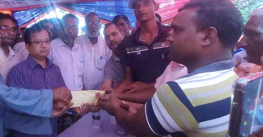 শিবগঞ্জে পূজামন্ডপ পরিদর্শন ও আর্থিক সহায়তা প্রদান সাংসদের
