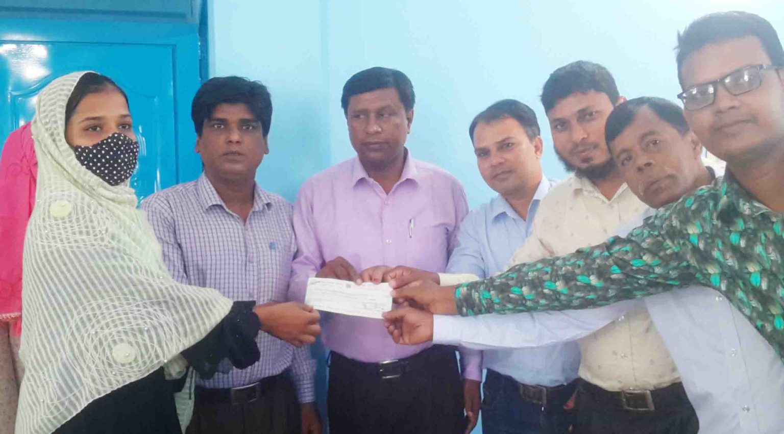 শিবগঞ্জে মরণোত্তর চেক হস্তান্তর