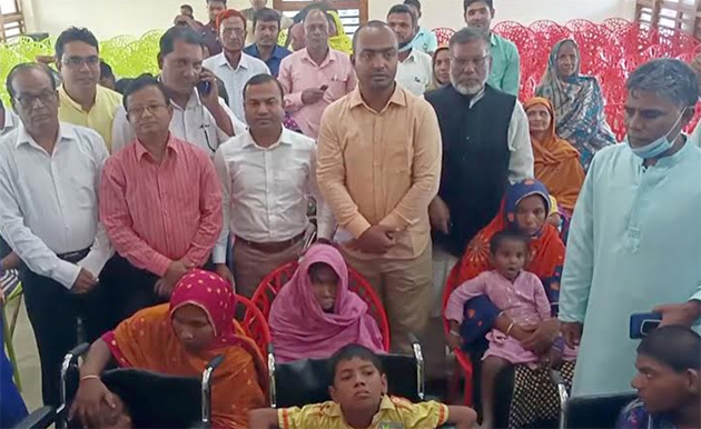 শিবগঞ্জে প্রতিবন্ধীদের মাঝে হুইল চেয়ার বিতরণ
