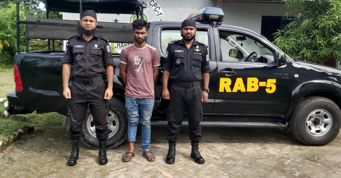 চাঁপাইনবাবগঞ্জ র‌্যাব-৫ কর্তৃক ০২ কেজি গাঁজা সহ ০১ জন মাদক ব্যবসায়ী আটক।