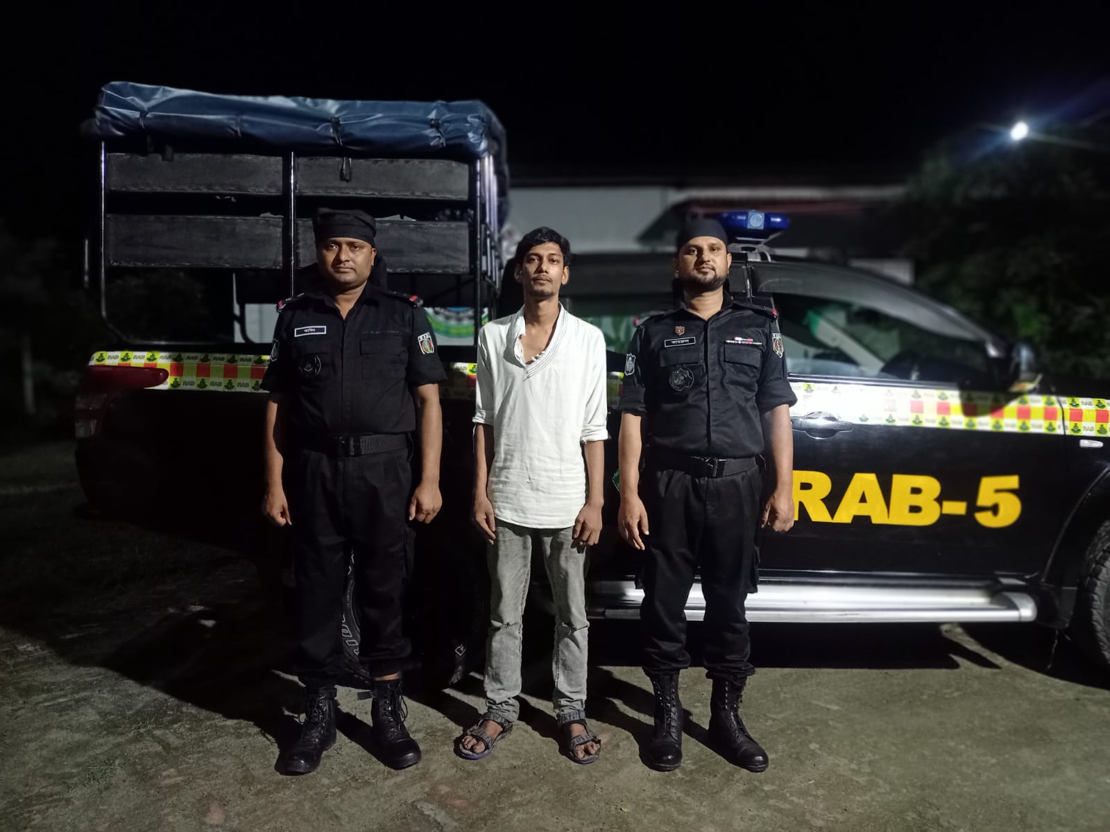 বিশেষ প্রেস বিজ্ঞপ্তি সিপিসি-১ (চাঁপাইনবাবগঞ্জ), র্যাব-৫ রাজশাহী কর্তৃক ০৩ বছরের সাজাপ্রাপ্ত দীর্ঘদিনের পলাতক আসামীকে গ্রেফতার