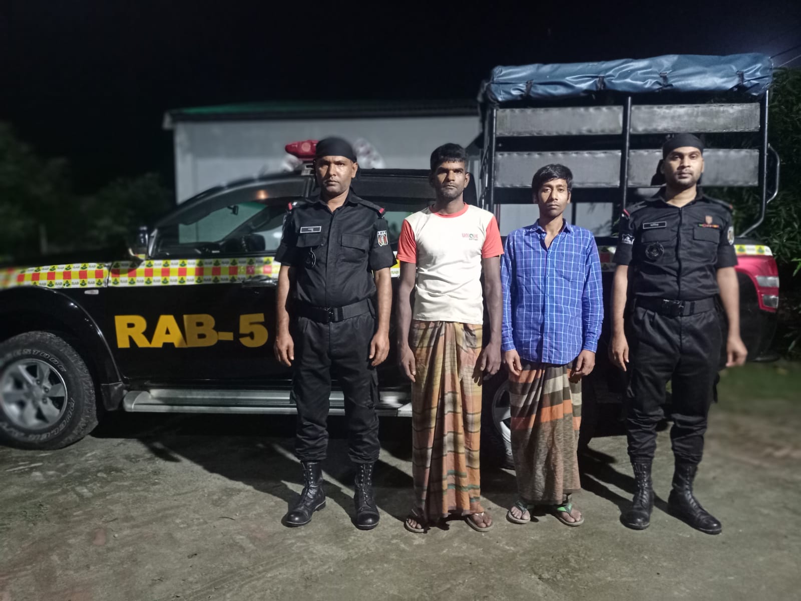 বিশেষ প্রেস বিজ্ঞপ্তি দীর্ঘদিনের সাজাপ্রাপ্ত পলাতক ০১ আসামীসহ ওয়ারেন্টভূক্ত অপর এক পলাতক আসামীকে গ্রেফতার করেছে সিপিসি-১ (চাঁপাইনবাবগঞ্জ), র্যাব-৫ রাজশাহী।