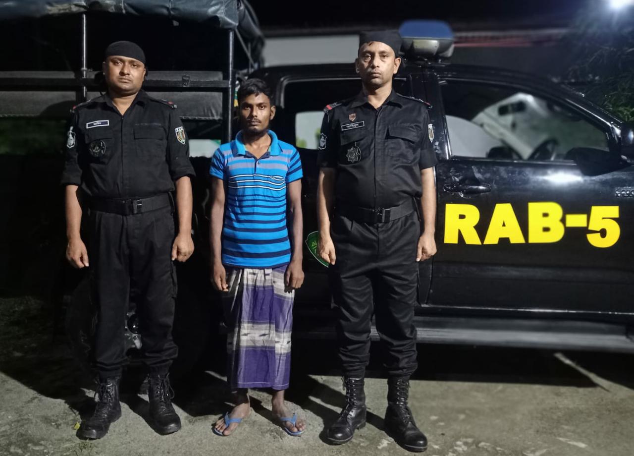 সিপিসি-১ (চাঁপাইনবাবগঞ্জ), র‌্যাব-৫ কর্তৃক ৩৯৫ পিচ নতুন ধরনের সাদা ইয়াবা ট্যাবলেট সহ সর্বমোট  ২০০০ পিচ ইয়াবা ট্যাবলেট সহ ০১ জন মাদক ব্যবসায়ীকে গ্রেফতার ।