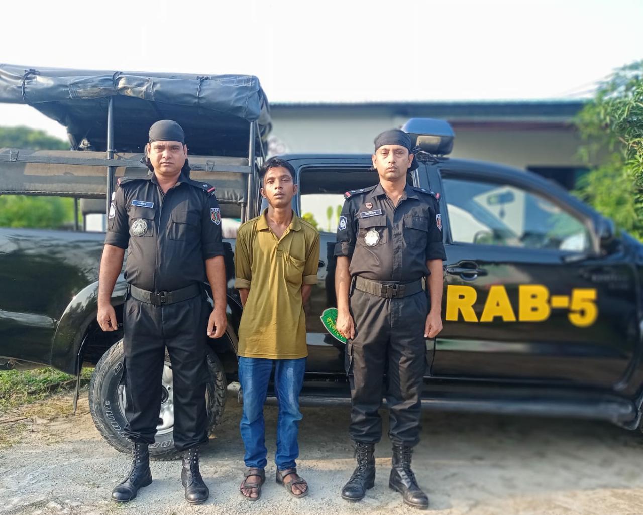 সিপিসি-১ (চাঁপাইনবাবগঞ্জ), র‌্যাব-৫ কর্তৃক ১২৫ বোতল ফেন্সিডিল সহ ০১ জন মাদক ব্যবসায়ী  গ্রেফতার।