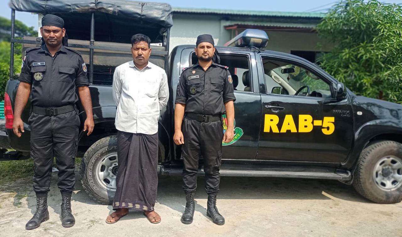 সিপিসি-১ (চাঁপাইনবাবগঞ্জ), র‌্যাব-৫ কর্তৃক চোলাইমদ তৈরী, সংরক্ষণ ও বিক্রয় করার অপরাধে বিপুল  পরিমান চোলাই মদ (২৯৫০ লিটার) সহ ০১ জন মাদক ব্যবসায়ী গ্রেফতার ।